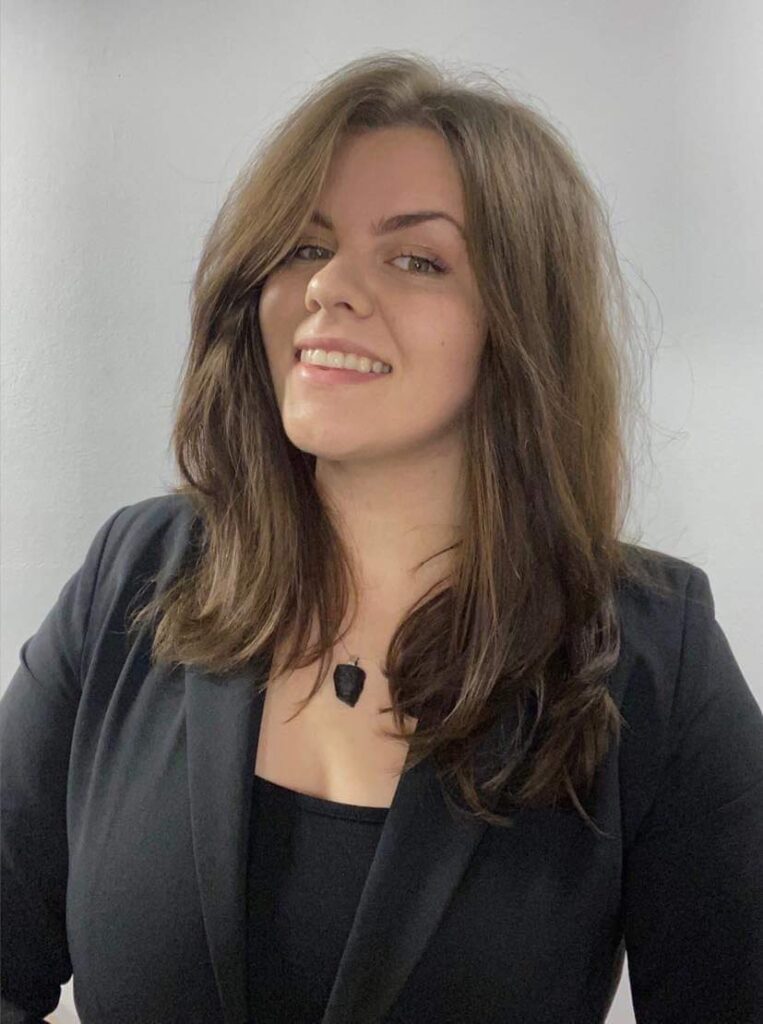 Obraz zawierający półpiersie, twarz Gabrieli Hodackiej, ubrania, warstwowane włosy.